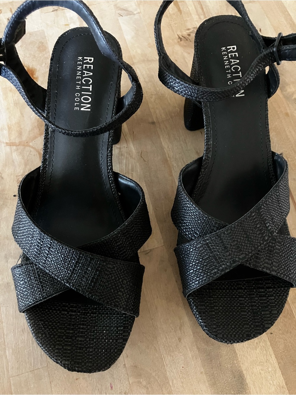 Reaction Kenneth Cole Reeva Platform black Sandal Textured Crisscross Block Heel